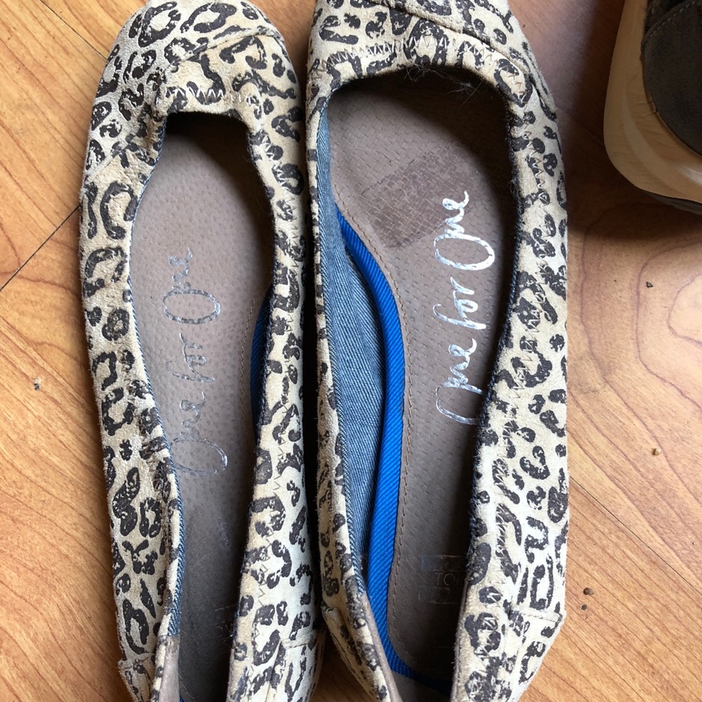TOMS Cheetah print flats
